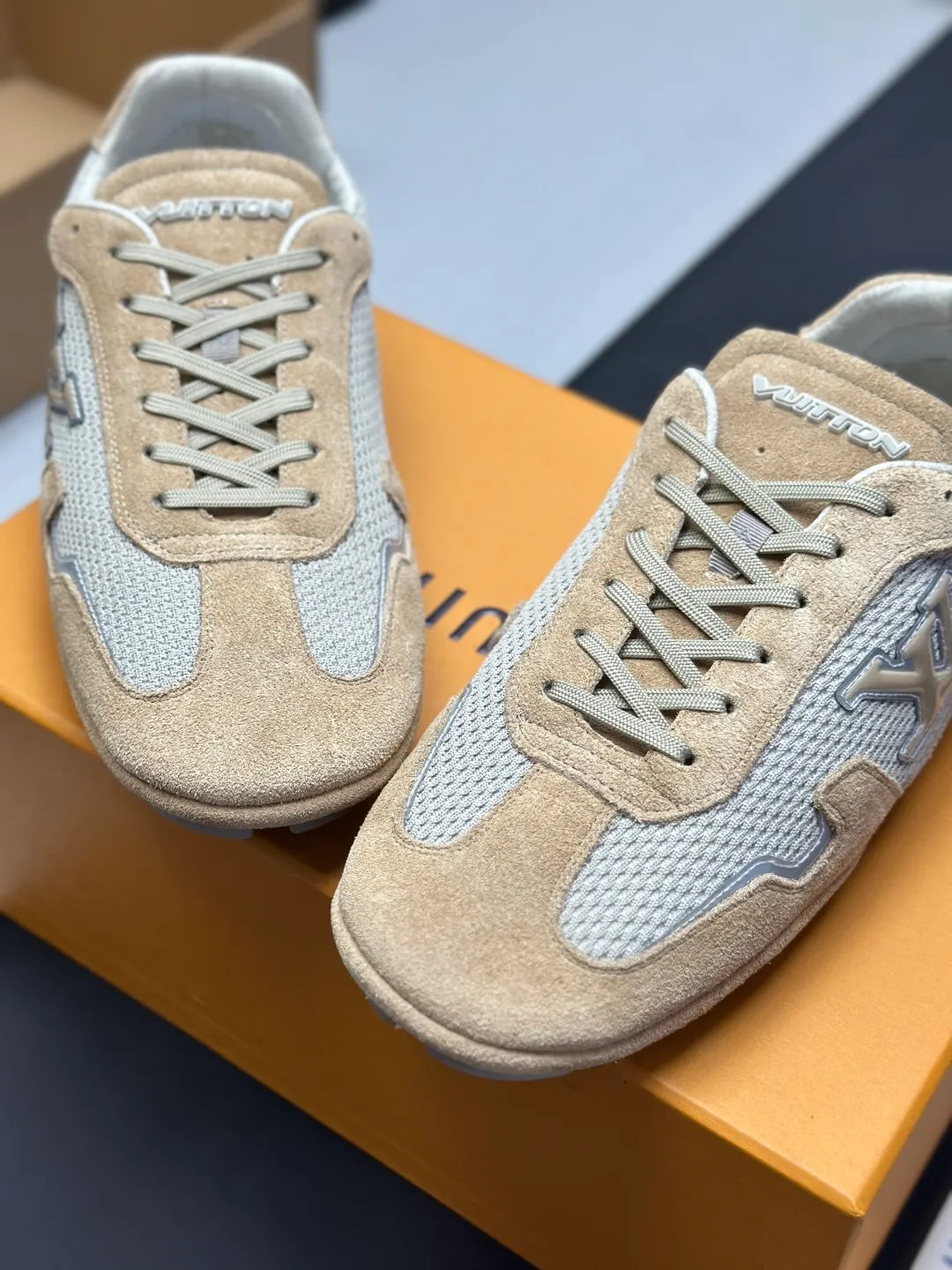 👟👟Ex-factory price 680👟👟 (Top version fully packaged) LV Louis Vuitton L Family Donkey Brand Latest Rally Series Mesh Casual Sports Shoes Doudou Shoes Original purchase, development and production This LV Rally sports shoe is made of suede cow leather and mesh fabric, and a rubber pad outsole is incorporated into the driving shoe configuration, making it a modern choice that is both comfortable and light. The LV letters on the side, the handwritten Louis Vuitton logo on the rear, and the Vuitton logo on the tongue and outsole jointly brand the brand mark. Exquisite packaging at the delivery counter🛍📦 ▪️Fabric: Original customized imported mesh + cowhide ▪️Inner lining: Original customized breathable mesh lining ▪️Outsole: Original molded anti-slip rubber material ▪️Sole thickness: 2CM ▪️Size: Men's 39-45